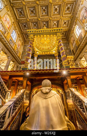 Il Papa prega statua tomba la Basilica di Santa Maria Maggiore a Roma Italia. Una delle 4 basiliche papali, costruito 422-432, costruita in onore della Vergine Maria, divenne Papa Foto Stock