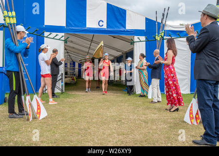 Henley Royal Regatta Semi Finali - La Nazionale Cinese del Team di canottaggio lasciare la barca tenda per la loro gara in Principessa Grace Challenge Cup semifinali contro il canottaggio avanzata iniziativa del Nordest, U.S.A. Credit Gary cuocere/Alamy Live Foto Stock