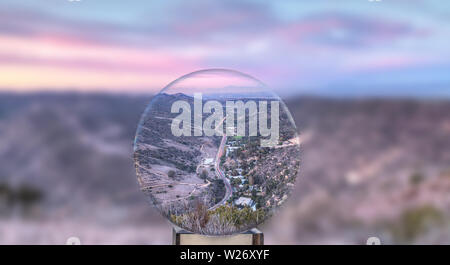 Avvolgimento Laguna Canyon road al tramonto attraverso una sfera di cristallo come si taglia attraverso le montagne in Laguna Beach in California. Foto Stock