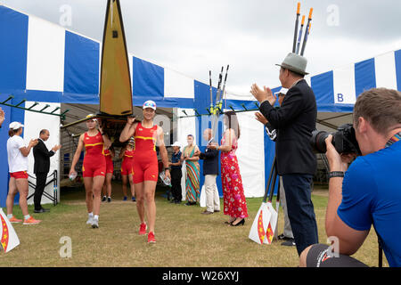 Henley Royal Regatta Semi Finali - La Nazionale Cinese del Team di canottaggio lasciare la barca tenda per la loro gara in Principessa Grace Challenge Cup semifinali contro il canottaggio avanzata iniziativa del Nordest, U.S.A. Credit Gary cuocere/Alamy Live Foto Stock