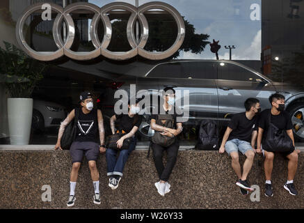 Hong Kong, Cina. 1 Luglio, 2019. Manifestanti sosta davanti al tedesco auto costruttore mobile Audi store in Hong Kong. Credito: Budrul Chukrut SOPA/images/ZUMA filo/Alamy Live News Foto Stock