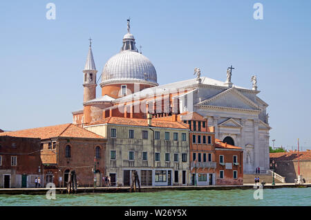 Costruito su una propria piccola isola situata di fronte a Piazza San Marco a Venezia, Italia. Andrea Palladio la chiesa di San Giorgio Maggiore Foto Stock