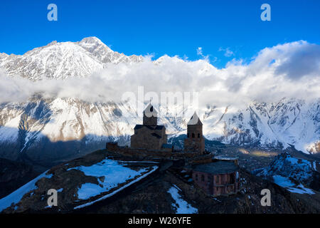 Gergeti Trinity Church nel nord della Georgia, presa in aprile 2019rn' presi in hdr Foto Stock