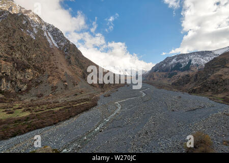 Asciugare Riverbed nelle montagne del Caucaso, Nothern Georgia, adottata nel mese di aprile 2019rn' presi in hdr Foto Stock