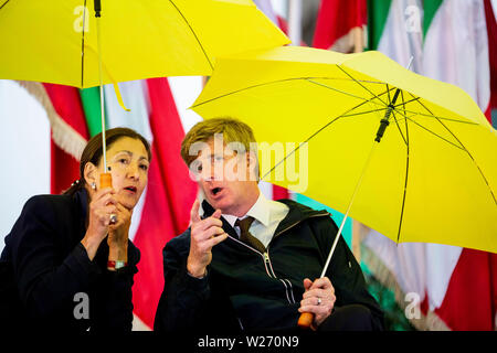 Berlino, Germania. 06 Luglio, 2019. Patrick Kennedy, ex membro del Congresso statunitense e nipote del presidente americano John Fitzgerald Kennedy, e Íngrid Betancourt, ex candidata colombiana e ostaggio delle FARC, sono sul palco presso la Porta di Brandeburgo in un rally per la rivolta e la resistenza dei cittadini iraniani. Il Consiglio di Resistenza Nazionale dell'Iran (NWRI) ha chiamato per il rally. Credito: Christoph Soeder/dpa/Alamy Live News Foto Stock
