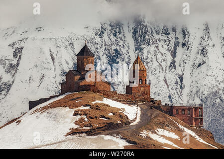 Gergeti Trinity Church nel nord della Georgia, presa in aprile 2019rn' presi in hdr Foto Stock