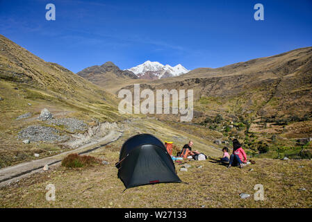 Il camp in alto Ande lungo la cordigliera Real traversa, Bolivia Foto Stock