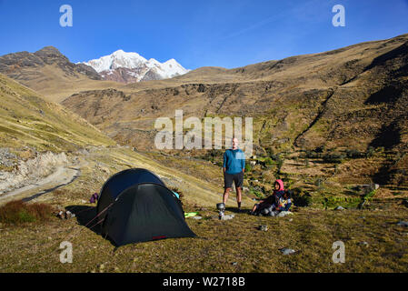 Il camp in alto Ande lungo la cordigliera Real traversa, Bolivia Foto Stock