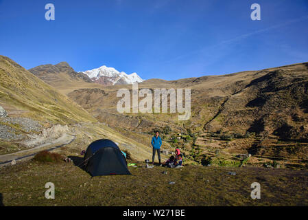 Il camp in alto Ande lungo la cordigliera Real traversa, Bolivia Foto Stock