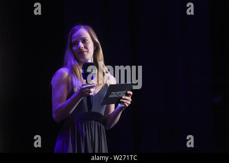 Monaco di Baviera, Germania. 06 Luglio, 2019. Saskia Rosendahl, uno dei giurati del Cinevision internazionale premio per giovani registi, parla sul palco al Gasteig. Il Filmfest si conclude oggi con varie cerimonie di premiazione. Credito: Felix Hörhager/dpa/Alamy Live News Foto Stock