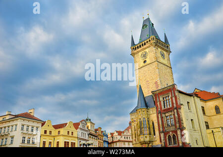 La magnifica vista del municipio della Città Vecchia di Praga, Repubblica Ceca fotografati durante il sunrise ora d'oro con le nuvole scure sopra. Famosa località turistica in Cechia. Torre Horologe. Amazing monumenti. Foto Stock