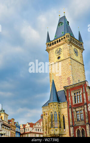 Foto verticale del famoso Municipio nella capitale ceca Praga. Fotografato durante il sunrise ora d'oro con le nuvole scure sopra. Popolare meta turistica e il famoso sito. Torre Horologe. Bella città. Foto Stock