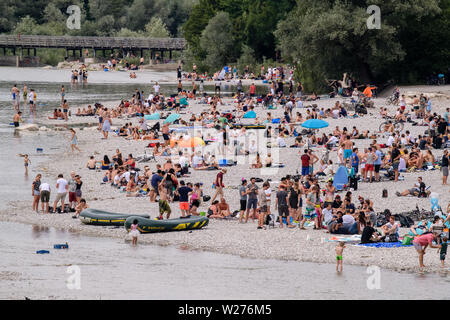 Monaco di Baviera, Germania. 06 Luglio, 2019. I turisti si trovano sulle rive dell'Isar in serata. Credito: Matthias esitano di fronte/dpa/Alamy Live News Foto Stock