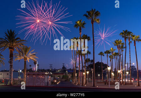 Immagine che mostra fuochi d'artificio nella California del Sud durante il 4 di luglio. Foto Stock