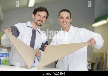 L uomo e la donna la scelta di materiale Foto Stock