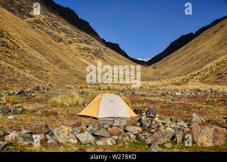 Il camp in alto Ande lungo la cordigliera Real traversa, Bolivia Foto Stock