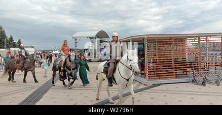 Nizhny Novgorod, Russia - Giugno 12, 2019: Giorno di Indipendenza. Vecchi guerrieri russo del XIV secolo. Passare lungo il terrapieno. La Russia. Foto Stock