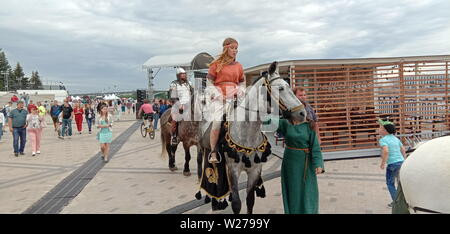 Nizhny Novgorod, Russia - Giugno 12, 2019: Giorno di Indipendenza. Vecchi guerrieri russo del XIV secolo. Passare lungo il terrapieno. La Russia. Foto Stock