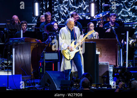 Pete Townshend di chi si esibisce dal vivo sul palco durante il loro movimento in Tour allo Stadio di Wembley, Londra. Foto Stock