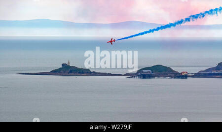 Swansea, Wales, Regno Unito. 06 Luglio, 2019. La RAF frecce rosse effettuando al Galles su Airshow di Mumbles fine campo e scialuppa di salvataggio dalla stazione di Swansea Bay questo pomeriggio. Credito: Phil Rees/Alamy Live News Foto Stock