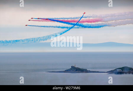 Swansea, Wales, Regno Unito. 06 Luglio, 2019. La RAF frecce rosse effettuando al Galles su Airshow di Mumbles fine campo e scialuppa di salvataggio dalla stazione di Swansea Bay questo pomeriggio. Credito: Phil Rees/Alamy Live News Foto Stock