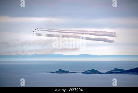 Swansea, Wales, Regno Unito. 06 Luglio, 2019. La RAF frecce rosse effettuando al Galles su Airshow di Mumbles fine campo e scialuppa di salvataggio dalla stazione di Swansea Bay questo pomeriggio. Credito: Phil Rees/Alamy Live News Foto Stock