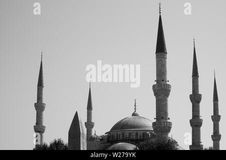 Istanbul, Turchia- Settembre 19, 2017:visualizzazione di una moschea di Istanbul al tramonto con minareti Foto Stock