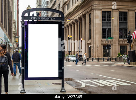 Vuoto bianco di affissioni pubblicitarie presso la fermata degli autobus per la pubblicità, Chicago city edifici e street sfondo. Spazio di copia Foto Stock