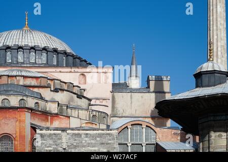 Istanbul, Turchia- Settembre 20, 2017: vista esterna di Hagia Sophia, un monumento prima nata come una chiesa, una moschea, e ora un museo visitato da mil Foto Stock