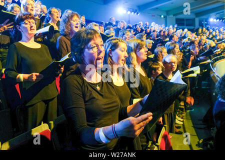 La corale musical 'Martin Luther King' è stata eseguita su 20.6.2019 presso la chiesa protestante del Congresso Dortmund Westfalenhalle con più di 2.000 partecipanti. Foto Stock