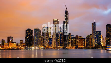 Chicago Illinois skyline, l'orario del tramonto. Vista panoramica della città di Chicago waterfront grattacieli illuminati, cielo molto nuvoloso in serata Foto Stock