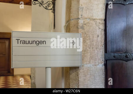 Ratisbona, Baviera, Germania, 27 aprile 2019, segno all'ufficio del registro nel municipio della città vecchia in Regensburg con la parola tedesca per matrimonio ceremoni Foto Stock