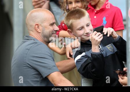 Wuppertal, Deutschland. 06 Luglio, 2019. firo: 06.07.2019, calcio, 1.Bundesliga, stagione 2019/2020, Test match, WSV, Wuppertal SV - Bayer 04 Leverkusen coach Peter BOSZ, Selfie con ventola | Credit: dpa/Alamy Live News Foto Stock