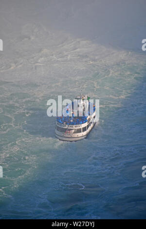 La Domestica della Foschia avvicinando Horseshoe Falls a Niagara Falls, Ontario, Canada Foto Stock