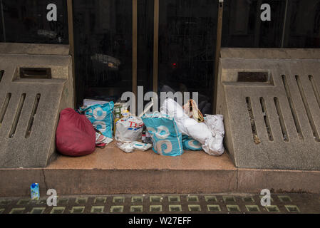 Un senzatetto averi in un portale in Whitehall, Westminster nel centro di LondonLondon 2019 Foto Stock
