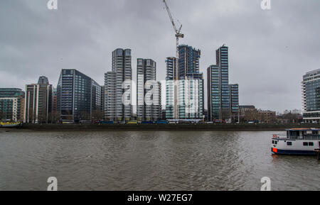 Nuova hi-edifici sulla riva sud del Tamigi sul Albert Embankment tra Lambeth Bridge e Vauxhall Bridge di Londra 2019 Foto Stock