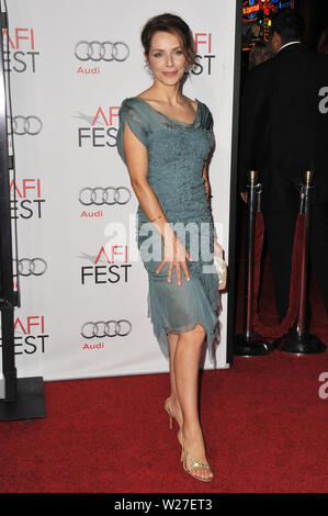 LOS ANGELES, CA. 04 novembre 2010: Mili Avital alla prima mondiale di "Amore & altri farmaci come la serata di apertura gala del AFI Fest 2010 a Grauman's Chinese Theater di Hollywood. © 2010 Paul Smith / Featureflash Foto Stock