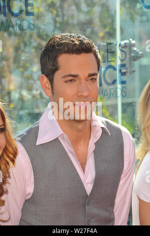 LOS ANGELES, CA. 09 novembre 2010: Zachary Levi presso l annuncio di candidature per il 2011 People's Choice Awards presso il London West Hollywood Hotel. © 2010 Paul Smith / Featureflash Foto Stock