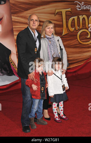 LOS ANGELES, CA. Novembre 14, 2010: Jeffrey Tambor & famiglia presso la premiere mondiale del suo nuovo film "aggrovigliato" al El Capitan Theater di Hollywood. © 2010 Paul Smith / Featureflash Foto Stock