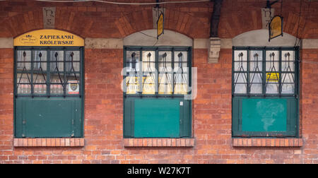 Edificio con verde porte dipinte, una volta che la macellazione kosher house, a Plac Nowy (nuovo) quadrati in Kazimierz, lo storico quartiere ebraico di Cracovia in Polonia Foto Stock