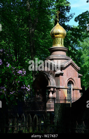 Pietra cappella ortodossa nel cimitero di estate Foto Stock
