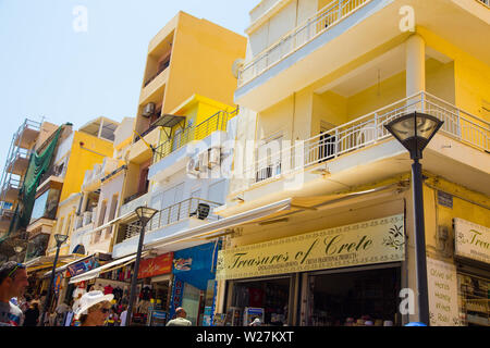 Attrazioni di Heraklion, la capitale di Creta, Grecia. Bellissima città portuale con architettura veneziana e quartieri moderni Foto Stock