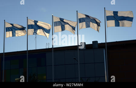 Sventolano le bandiere di Finlandia contro il cielo blu Foto Stock