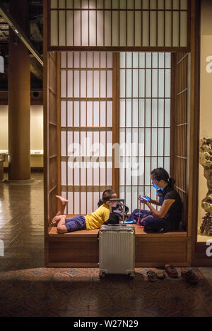 I turisti di riposo in un museo nella Città Proibita di Pechino, Cina Foto Stock