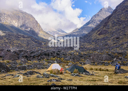 Il camp in alto Ande lungo la cordigliera Real traversa, Bolivia Foto Stock