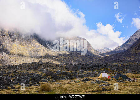 Il camp in alto Ande lungo la cordigliera Real traversa, Bolivia Foto Stock