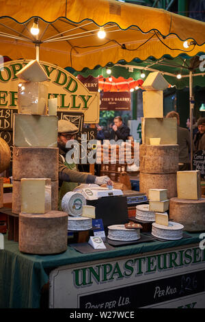 London, Regno Unito - Febbraio, 2019. Cucina di strada in stallo la vendita di formaggio in Borough Market. Foto Stock