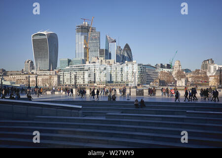 London, Regno Unito - Febbraio, 2019. Vista della città di Londra, il famoso quartiere finanziario, con nuovi grattacieli in costruzione. Foto Stock