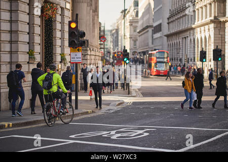 London, Regno Unito - Febbraio, 2019. Un " commuter " ciclismo in corrispondenza di un incrocio in banca, Londra centrale. Foto Stock