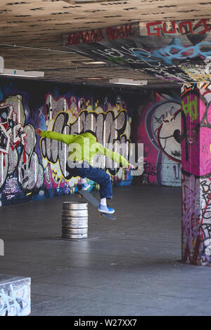 Un giovane pattinatore praticando in skate park in South Bank di Londra (UK). Foto Stock